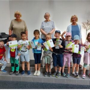 •Vorschulkinder der Kita St. Martin Mertesdorf bei der Überreichung ihres Bibliothekführerscheins